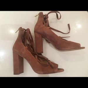 Vince Camuto 9M strapping Heels